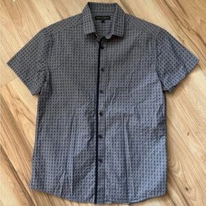 Vince Camuto Short-Sleeve Button-Up Shirt in Gray with Subtle Pattern